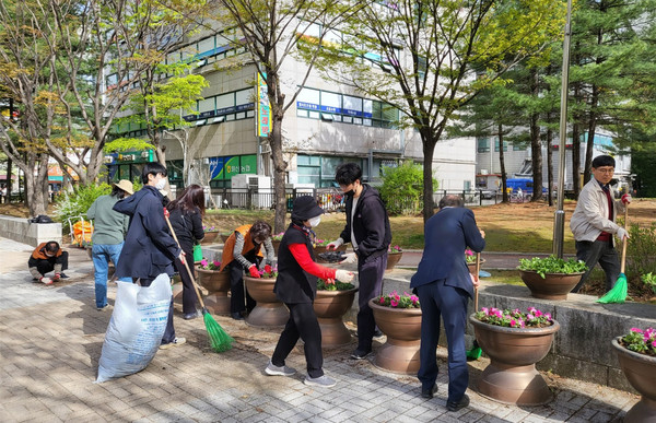 마두2동이 2023고양국제꽃박람회를 함께 준비하는 마음으로 지역 내 특별 환경정화 활동을 한다.