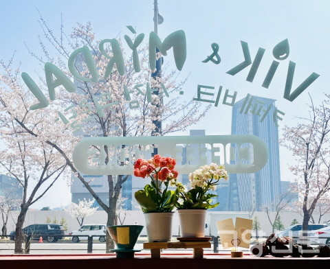 책방이름이 프린팅된 유리창문 [사진제공=서점 뮈르달]