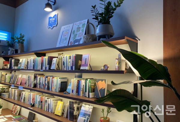 아이슬란드 여행책들과 책방지기의 손글씨도 엿볼 수 있는 책장.