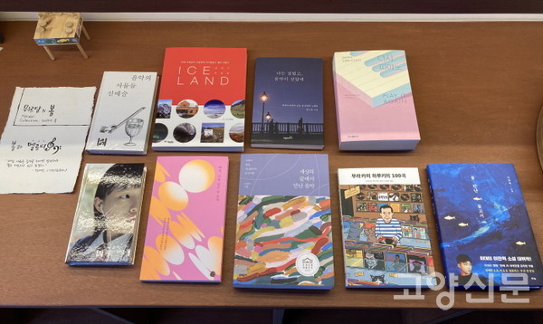 주제별 컬렉션 코너. ‘봄과 멜로디’로 음악관련 책들이 전시돼있다.