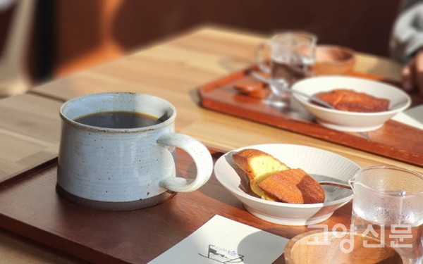 카페에서 쿠키도 판매하고 있고 커피노트와 작은 물잔도 함께 제공된다 [사진제공=서점 뮈르달]