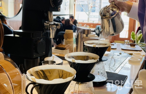 여러 개의 드립퍼로 커피를 내리는 모습 [사진제공=서점 뮈르달]