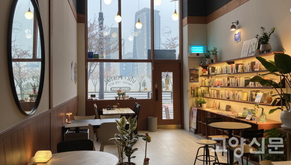 카페에서 책방을 바라본 실내 모습
