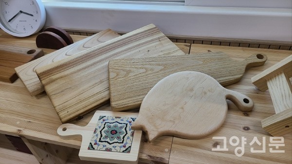 나무로 만든 도마. 나무 종류에 따라 무늬와 향기가 모두 다르다.