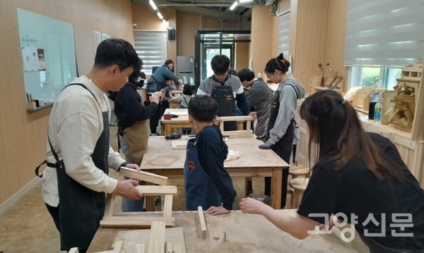 가족 목공반 참가자들.