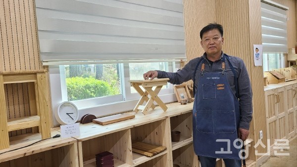 목공체험교실을 지도하는 전재동 목수.