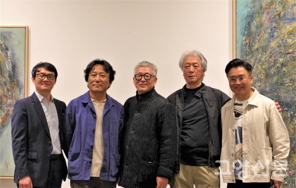 들숨날숨 인간풍경전에 참여중인 한효석 박치호 정현 서정태 작가와 이광기 대표(왼쪽부터)