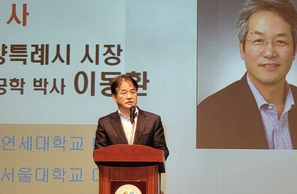 지난 15일 고양어울림누리에서 열린 ‘경기북부특별자치도 설치’를 위한 토론회에서 이동환 시장이 축사를 하고 있다.