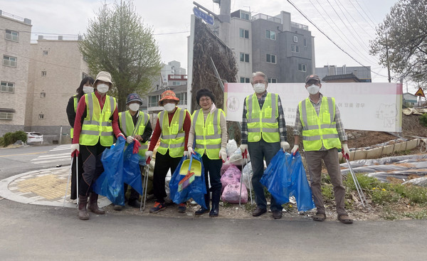덕이동이 덕이3통 일대의 쾌적한 환경을 조성하고자 봄맞이 대청소를 했다. 