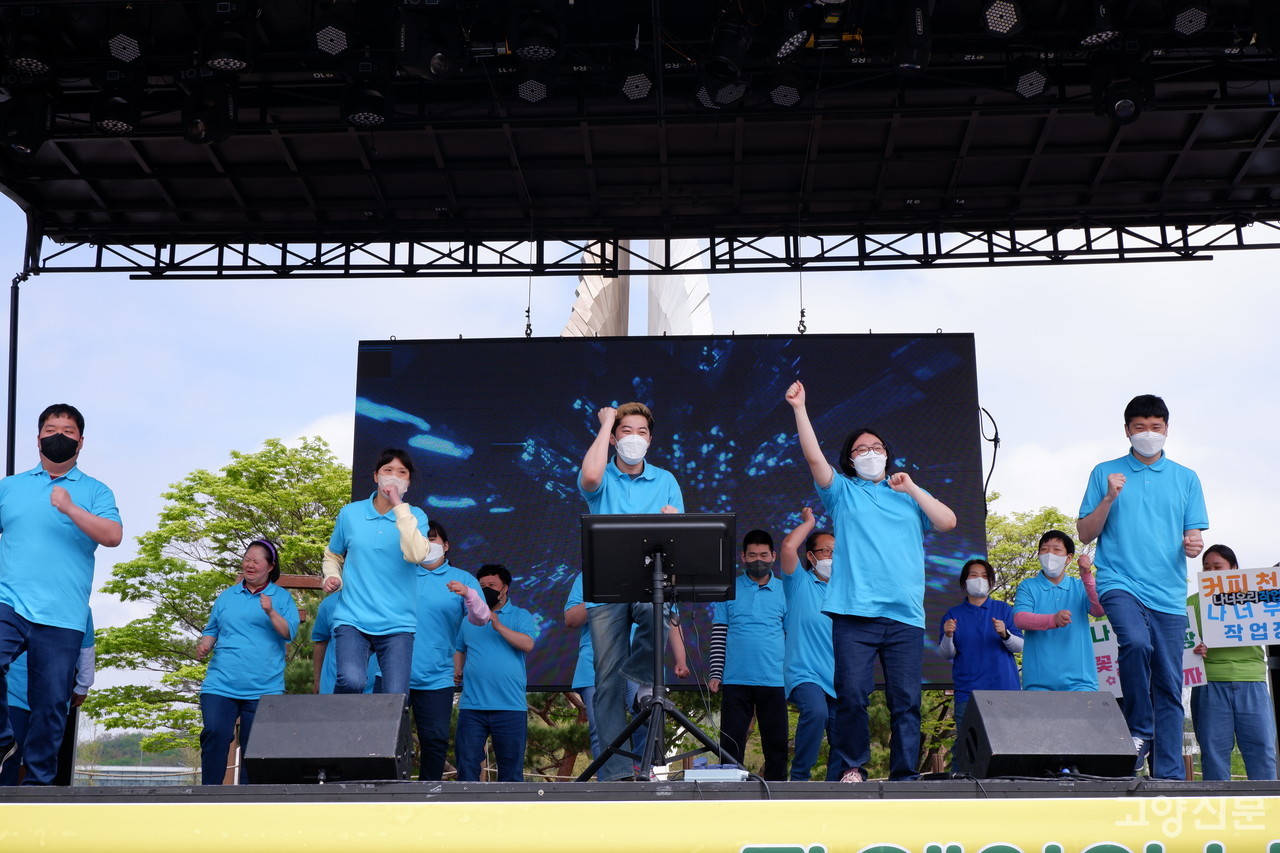 경기도지적발달장애인복지협회가 무대에 올라 준비한 춤을 선보였다.