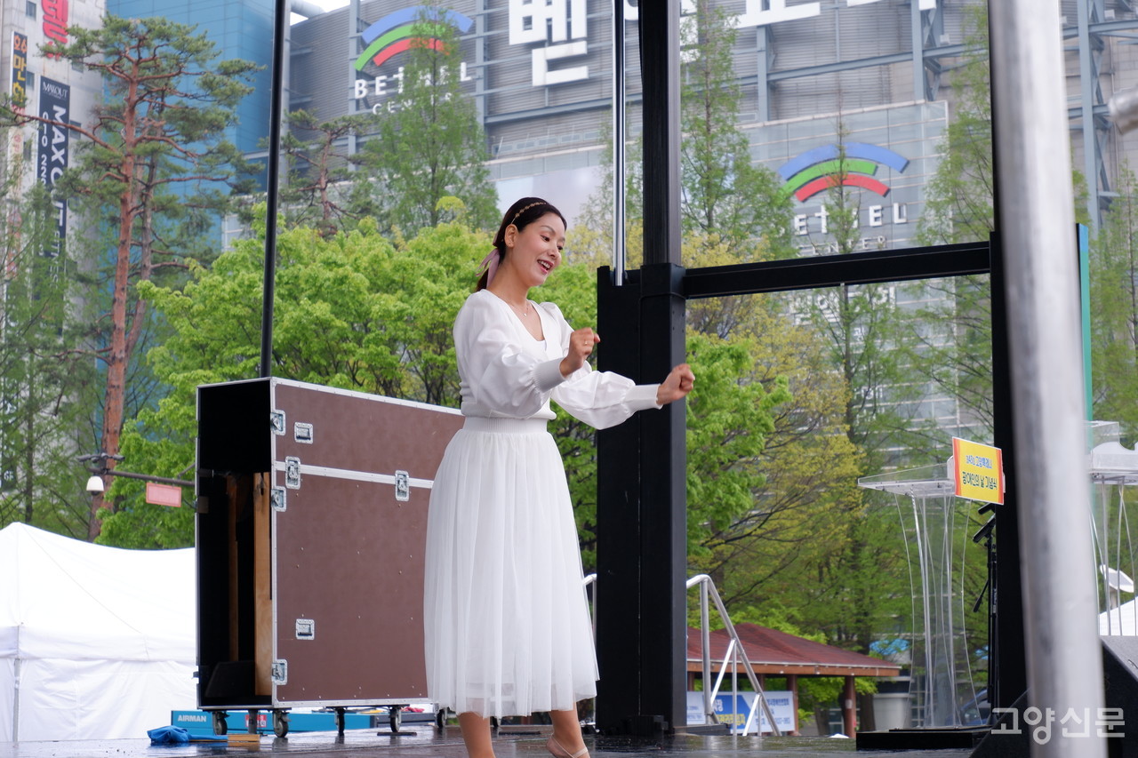 '제43회 장애인의 날 기념식'에서 진행된 수어공연