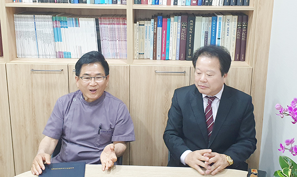 협약식 후 대화를 나누고 있는 황선범 두레치과의원 원장(사진 왼쪽)과 김용락 고양시소상공인연합회장 [사진 = 고양특례시소상공인연합회]