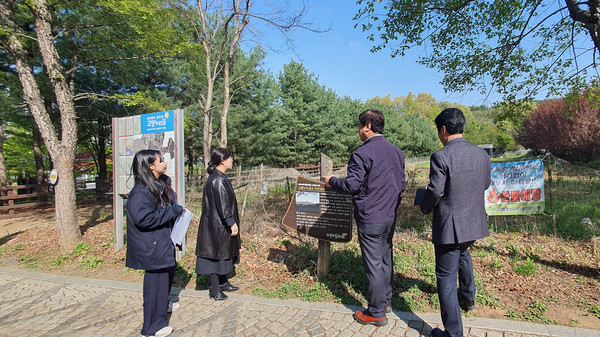 이택수 도의원과 엄성은 시의원이 시 공무원과 함께 고봉산 안곡습지 일대를 둘러보고 있다.