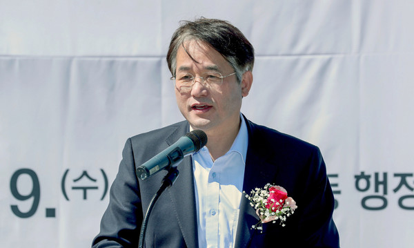 이동환 고양시장은 "주민자치센터 개관과 창릉천 주변에 조성될 제2의 호수공원을 통해 흥도동이 고양시의 중심지로 도약할 것이다”라고 말했다. 