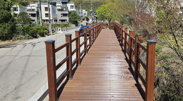 사곡교 횡단보도 데크 설치공사는 주민 숙원사업으로 주민들의 지속적인 관심과 노력 끝에 준공됐다.