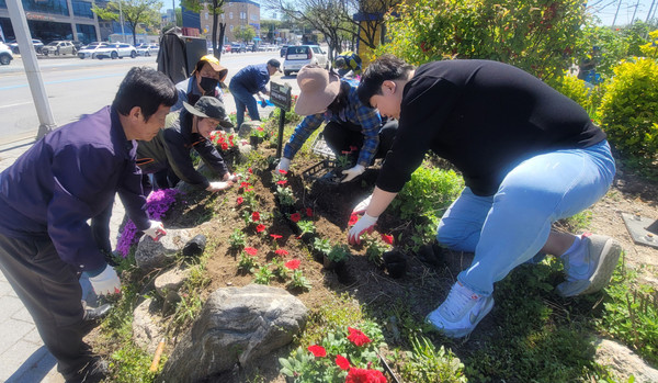 화전동이 화전동 통장협의회 등 주민 30여 명과 함께 봄맞이 대청소와 초화 식재의 시간을 가졌다. 
