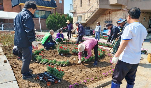 가좌동이 고양국제꽃박람회의 성공적인 개최를 위해 초화식재와 마을 환경정비를 진행했다