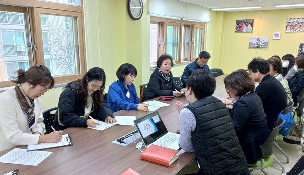 고독사 예방을 위한 사회적 고립 지원 및 대응체계 구축사업’을 추진하고 있는 문촌7종합사회복지관이 사회적 고립가구의 발굴을 위한 ‘행복메이트단’ 활동을 계획하고 있다. 