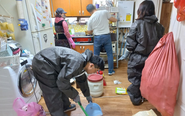 행주동 지역사회보장협의체가 취약계층 주거환경 개선을 위한 특화사업 ‘사랑의 보금자리’를 실시했다. 