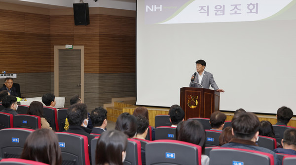  4월 첫 직원회의에서 직원들과 만나 송포농협의 비전과 역할을 말했다. 