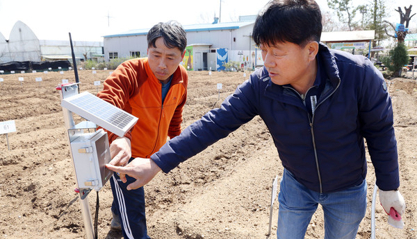  6차 산업과 농업의 미래를 말한 심은보 조합장(오른쪽)이 윤현철 조합원과 전국의 주말농장에서는 처음으로 선보이는 스마트팜을 늘푸른주말농장에서 시연하고 있다. 