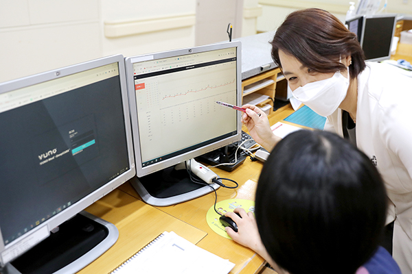 일산백병원 병동 간호사들이 심정지 예측 인공지능(AI) 프로그램인 딥카스 프로그램을 시연하고 있다. [사진 = 일산백병원]