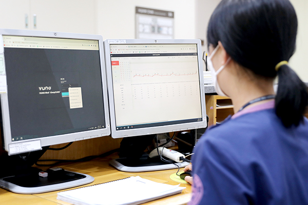 일산백병원 병동 간호사들이 심정지 예측 인공지능(AI) 프로그램인 딥카스 프로그램을 시연하고 있다.