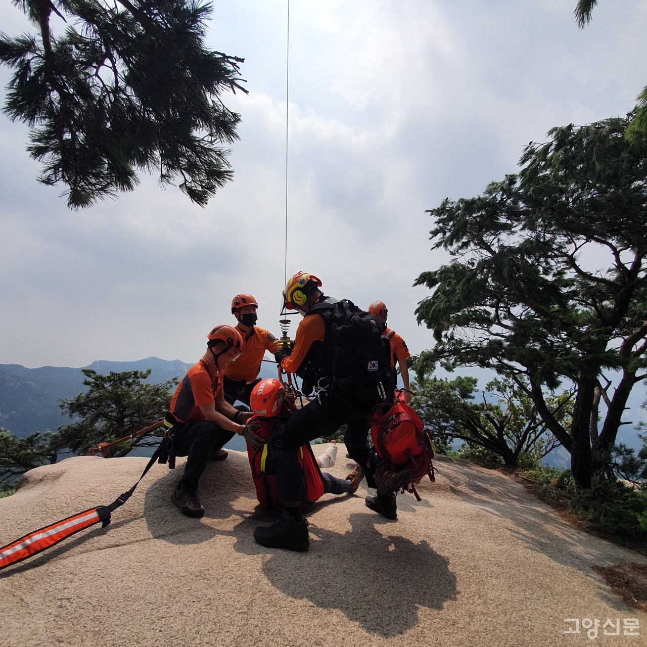 북한산 산악사고 현장, 요구조자를 헬기로 이송하기 위해 준비하고 있다 [사진 제공 = 고양소방서]