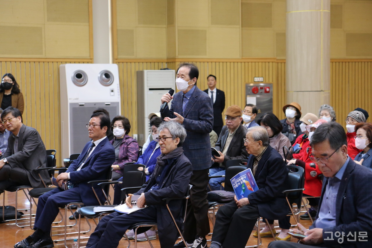 포럼에 참석한 노인자원봉사자가 '디지털 기술 교육'에 대해 질의하고 있다.