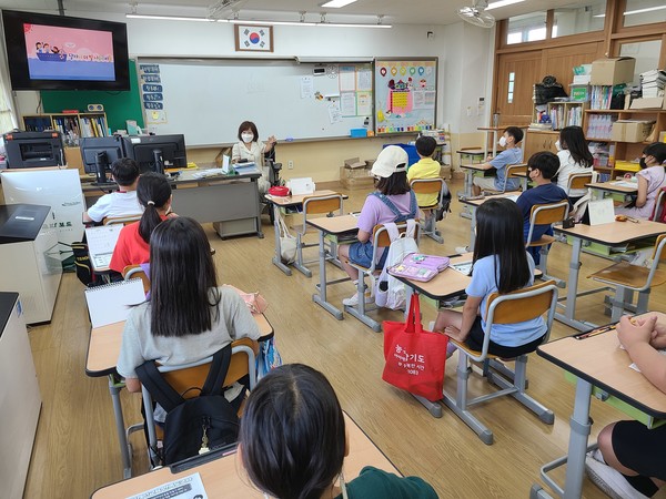  한 초등학교에서 장애인권익증진공모사업 장애인식개선교육 ‘다함’을 진행하고 있다.