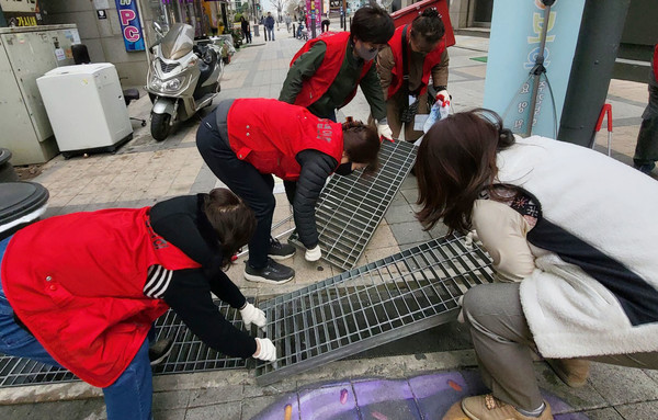  중산1동이 청결하고 생동감 있는 도시 이미지를 제고하고자 초화식재와 마을 정화 활동을 했다. 