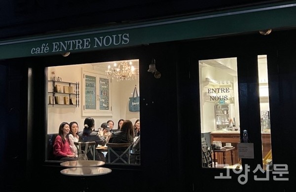 대화도서관 앞 분식점에서 진행된 백세희 작가와의 만남. [사진제공=대화도서관]