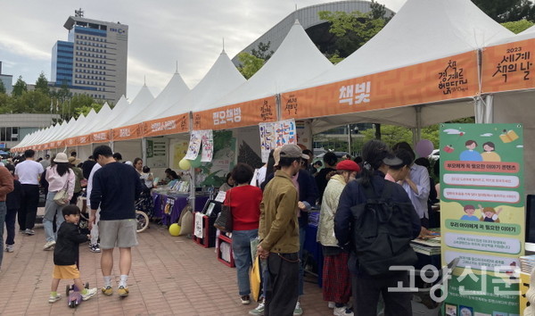 다양한 출판사와 서점들로 이루어진 북마켓 부스