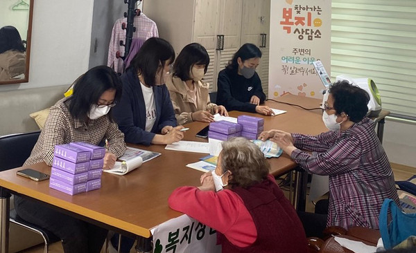 중산1동이 ‘제2차 찾아가는 복지상담소’를 중산2단지 경로당에서 운영했다. 