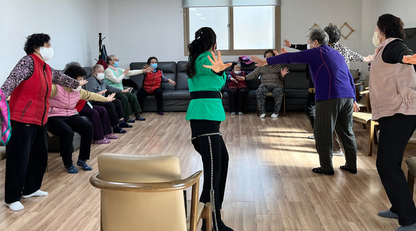 고봉동이 주민의 치매의료 격차 해소를 위해 일산동구보건소 치매안심센터와 협업해 진행한 프로그램.