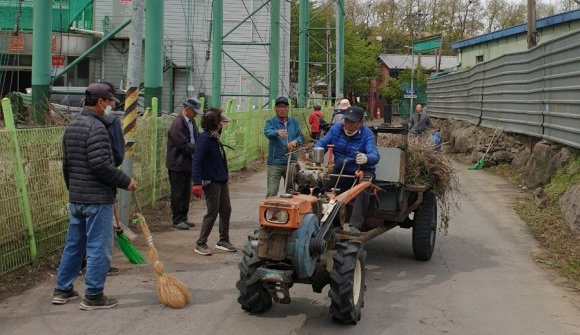 송포3통 멱절마을이 봄맞이 마을 대청소를 하고 있다. 