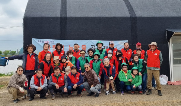  능곡동 주민자치회가 지역의 어려운 이웃에 나눔할 사랑의 고구마를 심었다. 