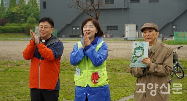 탄소제로숲 고양네트워크에 함께하고 있는 용하진 주임신부, 신인선 자문위원, 최준수 상임대표(왼쪽부터)