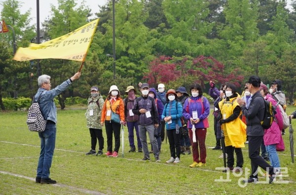 탄소제로 고양숲 시민걷기를 인솔한 고양시걷기연맹 회원들.