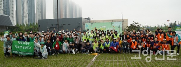 환경정화활동에 참여한 고양시새마을회 회원들과 마두동성당, 주엽동성당 교우들.
