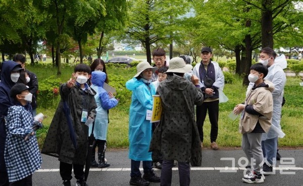 에코코리아 생태강사들이 인솔한 '한류천 생물을 찾아라' 프로그램.
