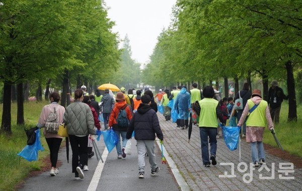한류천 주변 환경정화활동을 펼친 ‘한류천 쓰담쓰담’ 참가자들.