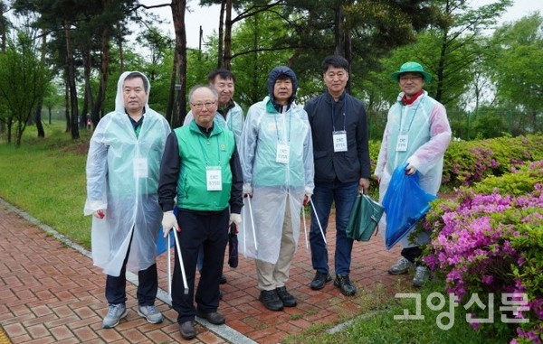 김창규 회장(오른쪽 두 번째)을 비롯한 고양시새마을회 식구들.