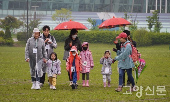 비가 오는 날씨에도 아이들과 함께 행사장을 찾아온 참가자들.