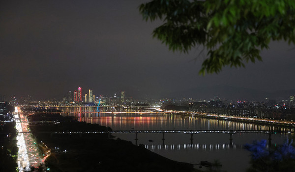 행주산성에서 바라본 야경. 왼쪽이 자유로로 고양시로 향하는 방향이고, 멀리보이는 빌딩이 여의도이다. 한강을 품은 야경이 압권이다.