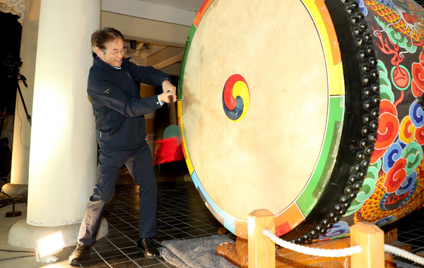 이동환 고양특례시장이 충의정 앞에서 북을 울리고 있다.