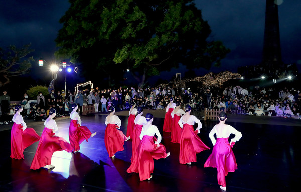 개막 공연을 펼치는 공연자들.