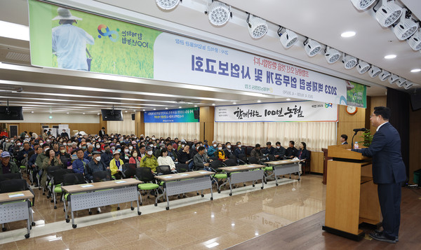 벽제농협 사업설명회가 4월 18일부터 20일까지 본점에서 진행됐다. 우상훈 조합장이 인사를 하고있다.