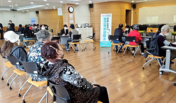  흥도동이 지역 내 복지사각지대 발굴과 복지 상담을 위해 ‘제3차 찾아가는 보건복지상담소’를 운영했다.