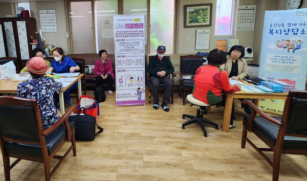 중산2동 행정복지센터가 일산동구보건소 방문보건팀과 연계해 ‘찾아가는 복지상담소’를 진행했다.